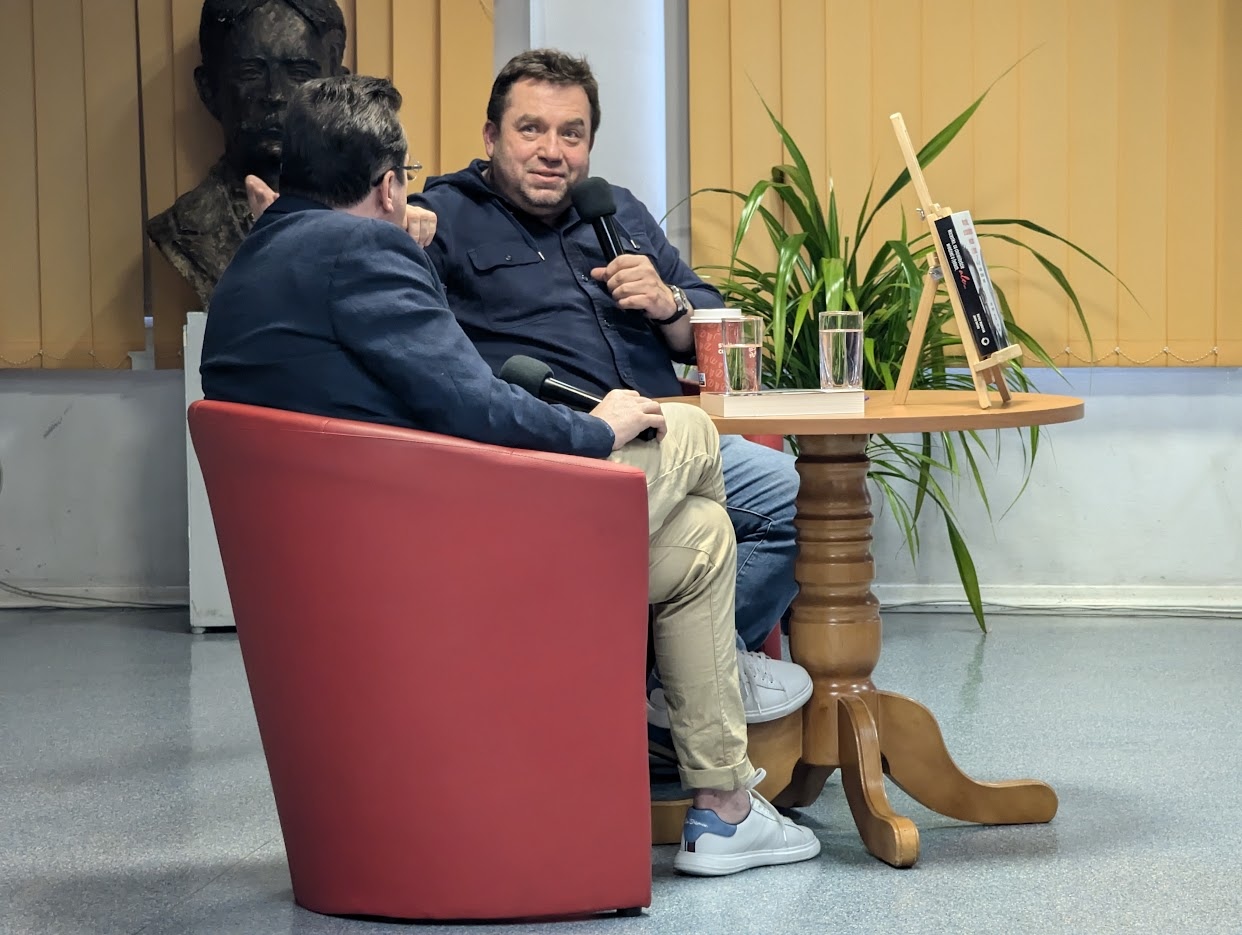 „Z pisarzami na tapecie czyli ostrołęckie spotkania literackie” - Bartosz Węglarczyk [02.07.2024] - zdjęcie #3 - eOstroleka.pl