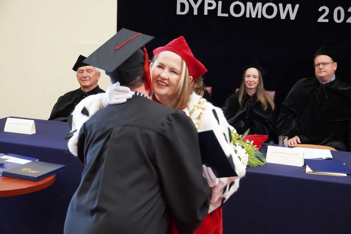 Rozdanie dyplomów absolwentom WSAP w Ostrołęce [05.07.2024] - zdjęcie #91 - eOstroleka.pl