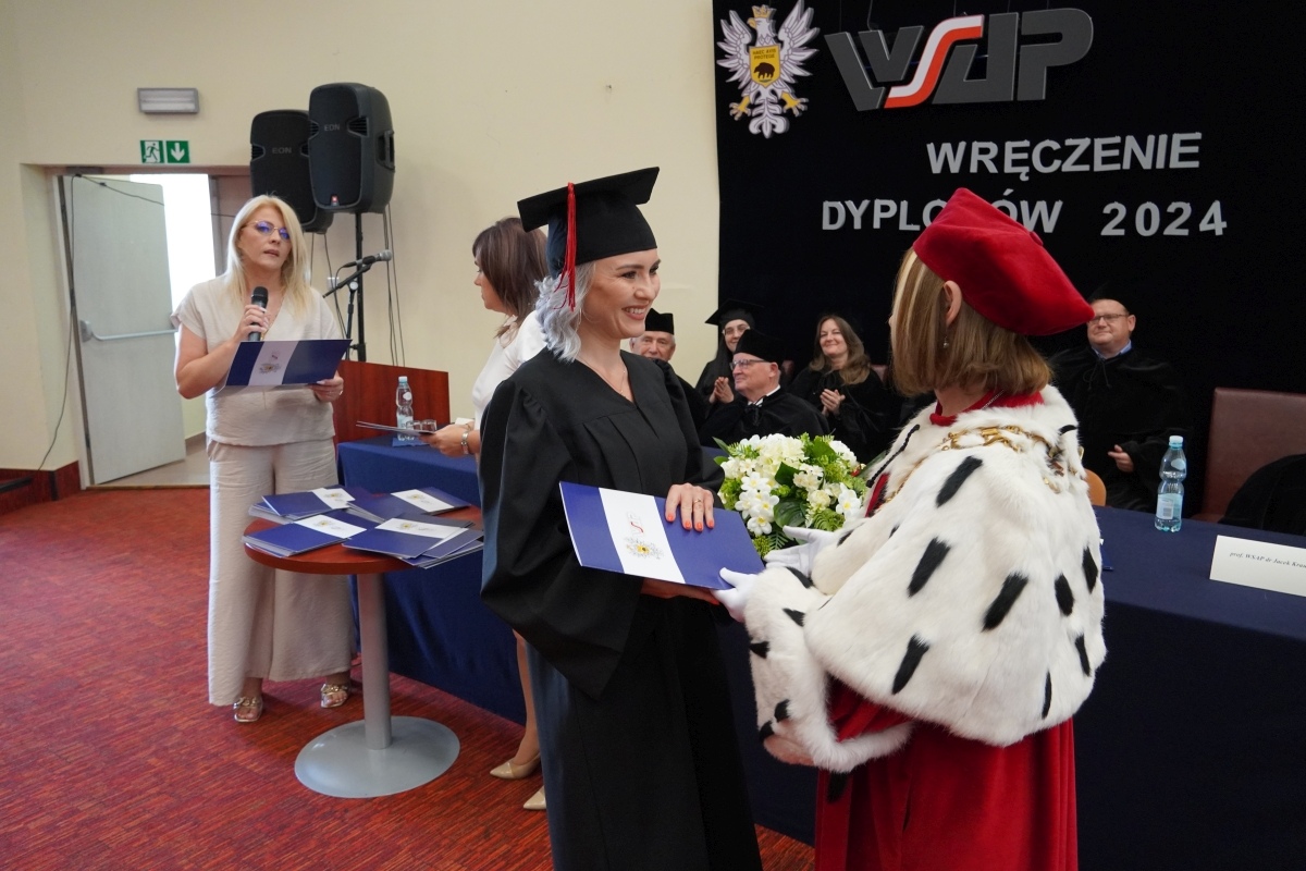 Rozdanie dyplomów absolwentom WSAP w Ostrołęce [05.07.2024] - zdjęcie #84 - eOstroleka.pl