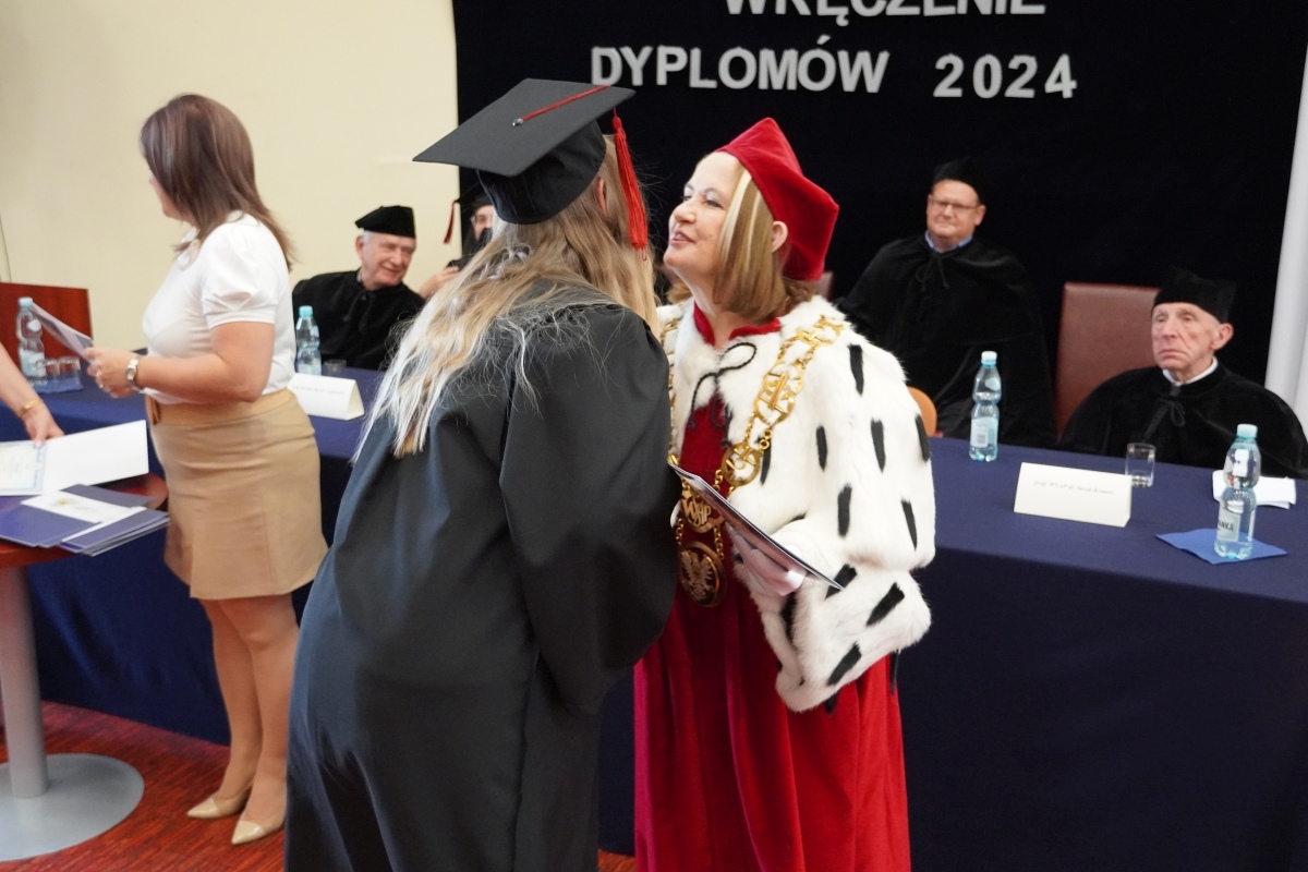 Rozdanie dyplomów absolwentom WSAP w Ostrołęce [05.07.2024] - zdjęcie #78 - eOstroleka.pl