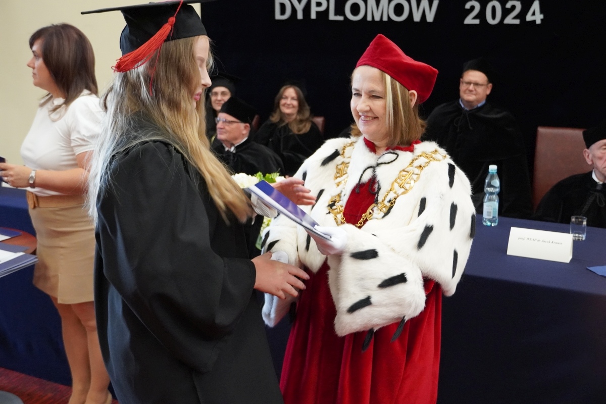 Rozdanie dyplomów absolwentom WSAP w Ostrołęce [05.07.2024] - zdjęcie #76 - eOstroleka.pl