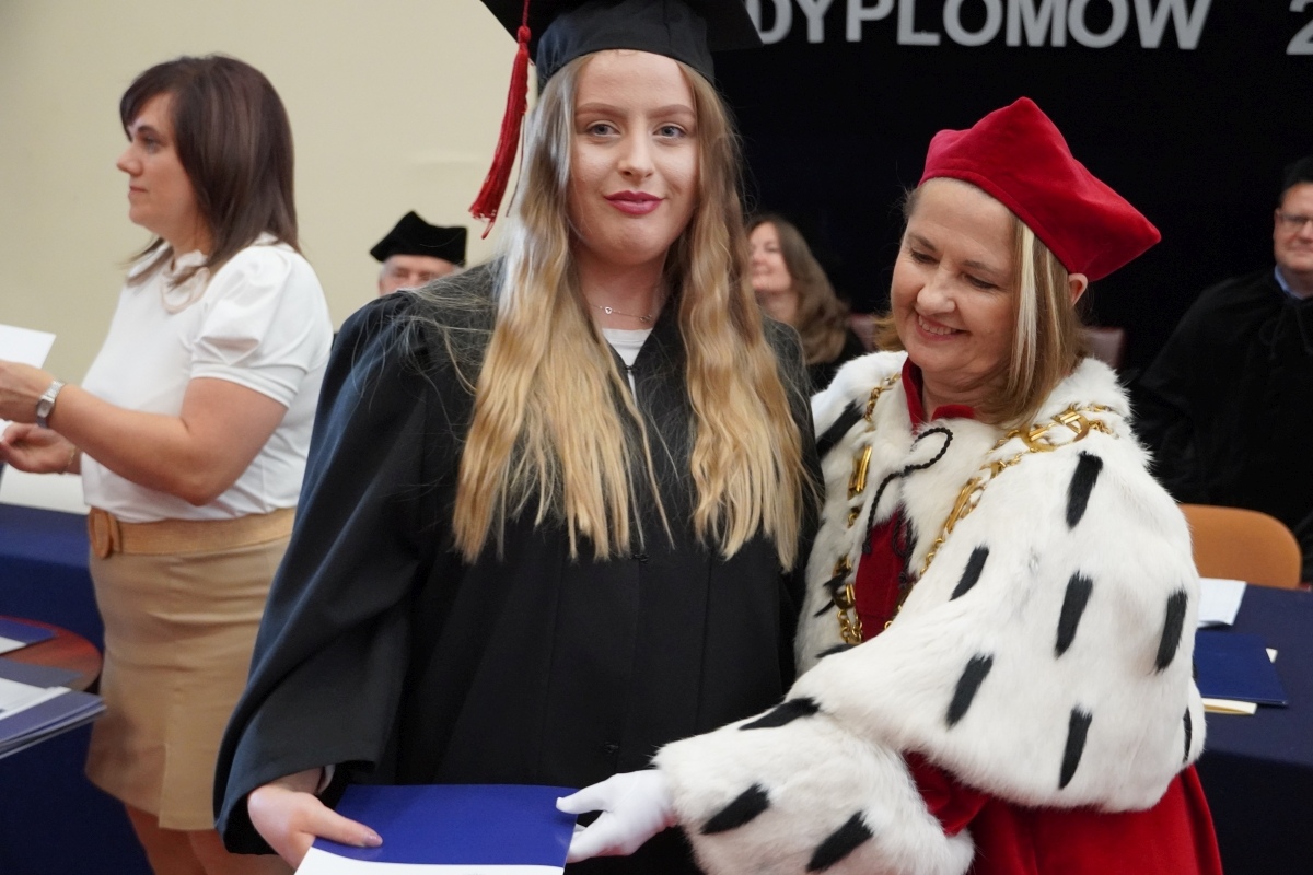 Rozdanie dyplomów absolwentom WSAP w Ostrołęce [05.07.2024] - zdjęcie #74 - eOstroleka.pl