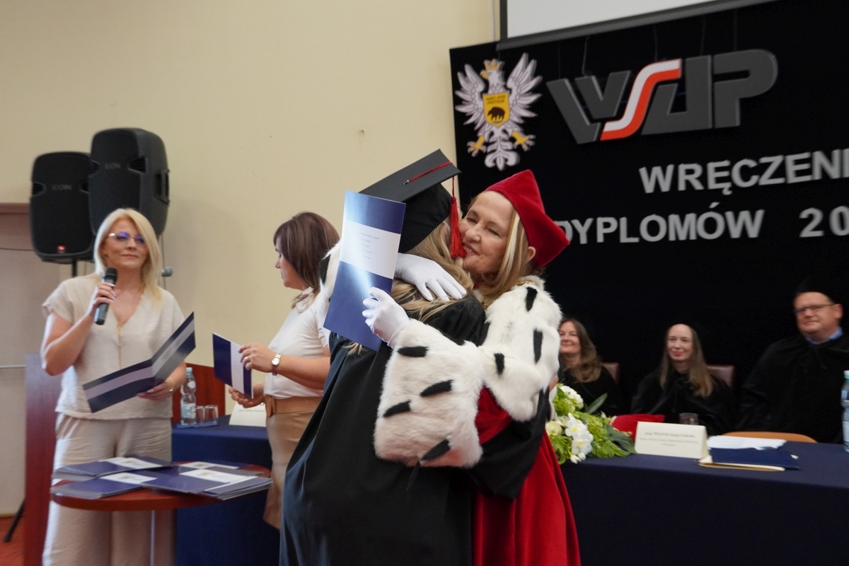 Rozdanie dyplomów absolwentom WSAP w Ostrołęce [05.07.2024] - zdjęcie #72 - eOstroleka.pl