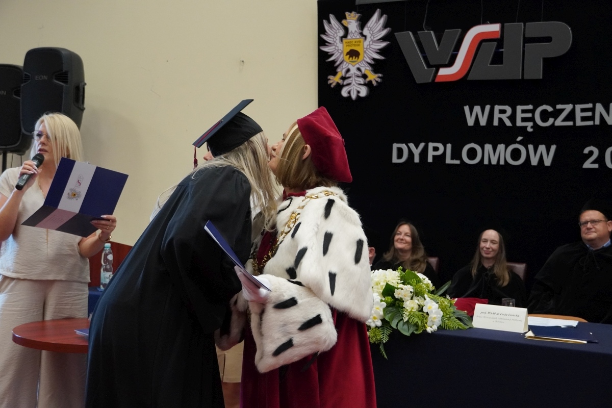 Rozdanie dyplomów absolwentom WSAP w Ostrołęce [05.07.2024] - zdjęcie #75 - eOstroleka.pl