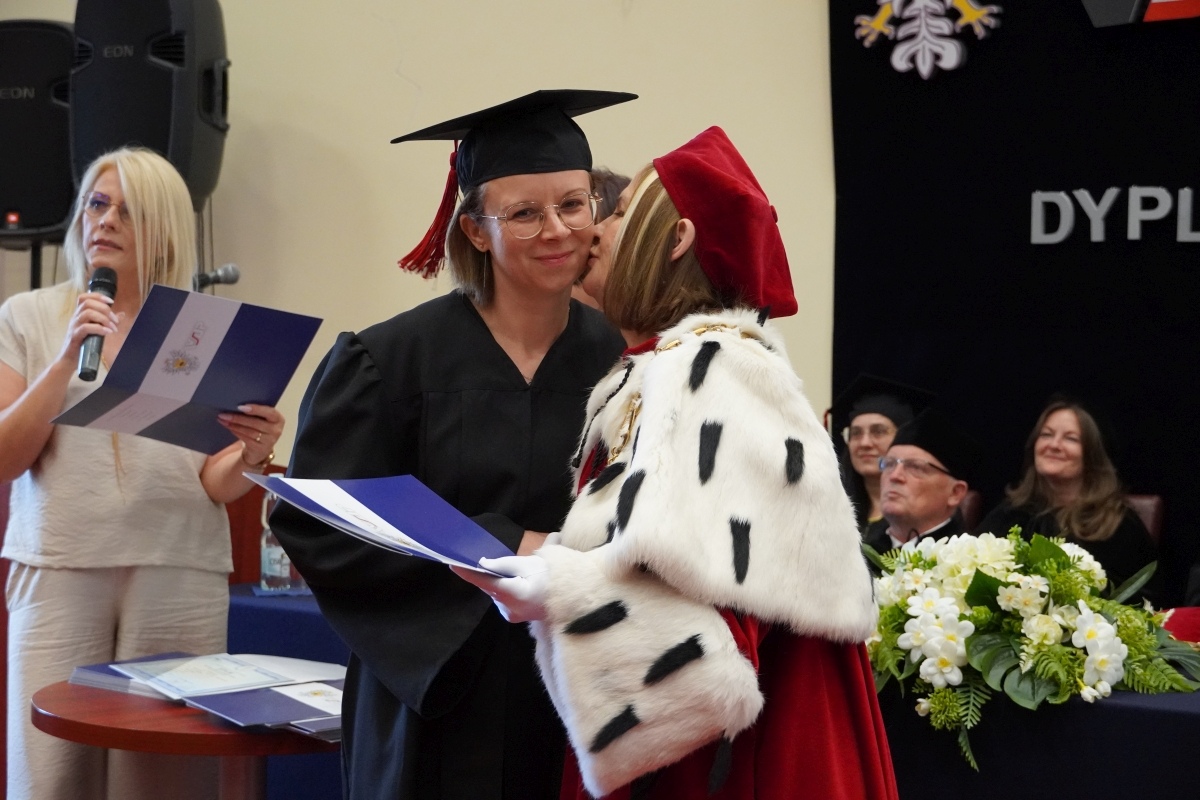 Rozdanie dyplomów absolwentom WSAP w Ostrołęce [05.07.2024] - zdjęcie #61 - eOstroleka.pl