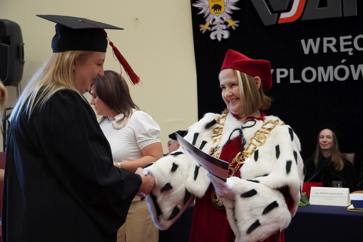 Rozdanie dyplomów absolwentom WSAP w Ostrołęce [05.07.2024] - zdjęcie #53 - eOstroleka.pl