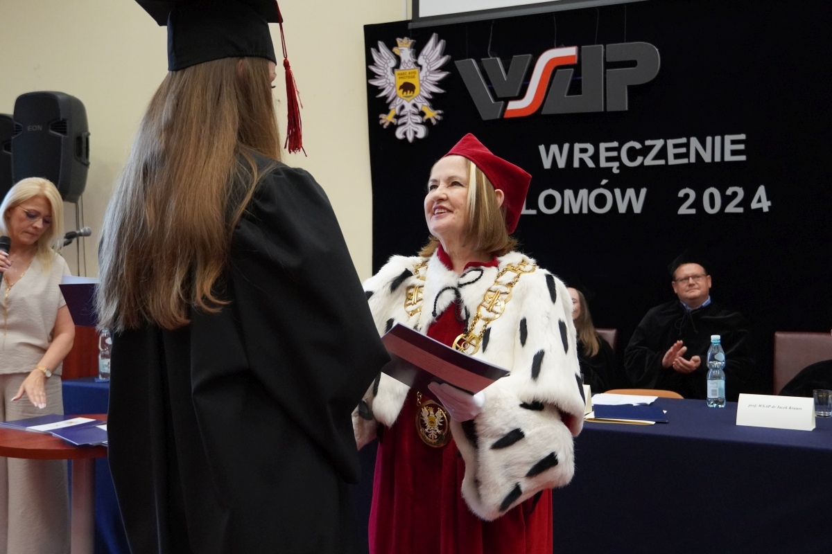 Rozdanie dyplomów absolwentom WSAP w Ostrołęce [05.07.2024] - zdjęcie #42 - eOstroleka.pl