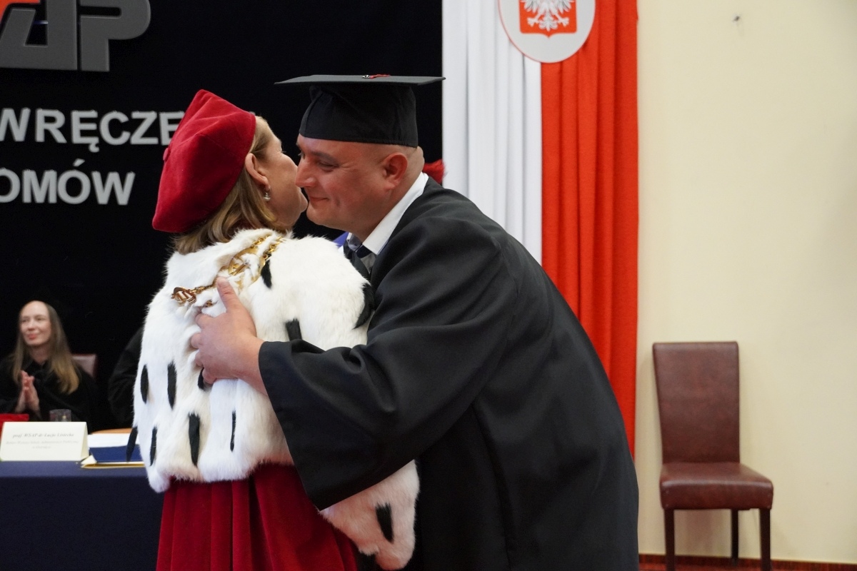 Rozdanie dyplomów absolwentom WSAP w Ostrołęce [05.07.2024] - zdjęcie #38 - eOstroleka.pl