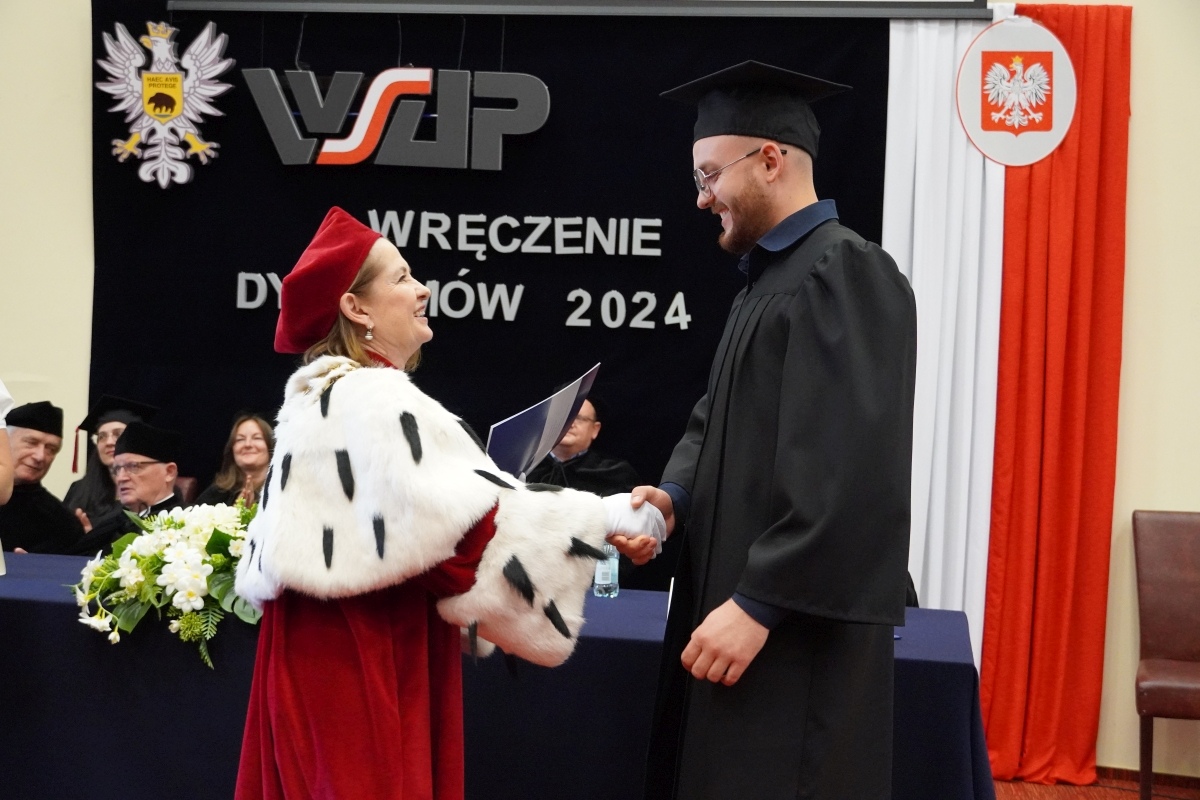Rozdanie dyplomów absolwentom WSAP w Ostrołęce [05.07.2024] - zdjęcie #24 - eOstroleka.pl