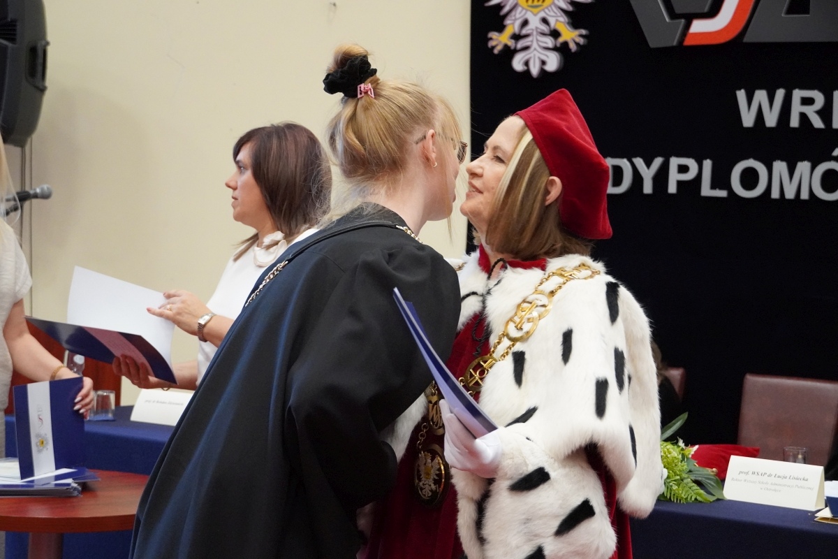 Rozdanie dyplomów absolwentom WSAP w Ostrołęce [05.07.2024] - zdjęcie #21 - eOstroleka.pl