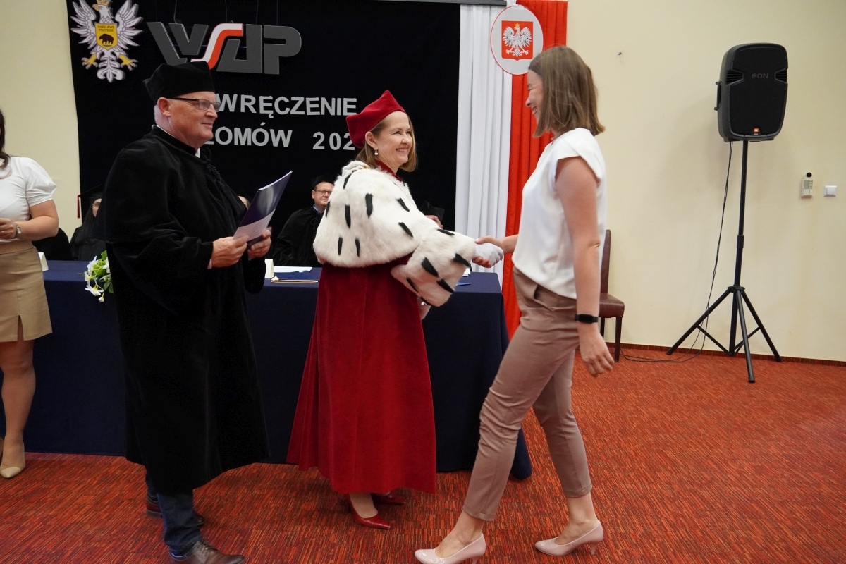 Rozdanie dyplomów absolwentom WSAP w Ostrołęce [05.07.2024] - zdjęcie #17 - eOstroleka.pl