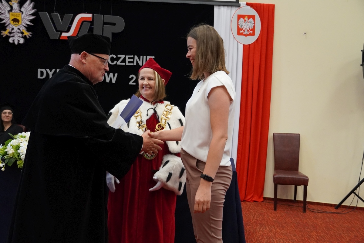 Rozdanie dyplomów absolwentom WSAP w Ostrołęce [05.07.2024] - zdjęcie #16 - eOstroleka.pl