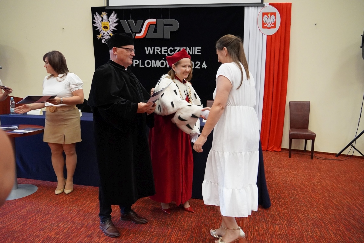 Rozdanie dyplomów absolwentom WSAP w Ostrołęce [05.07.2024] - zdjęcie #15 - eOstroleka.pl
