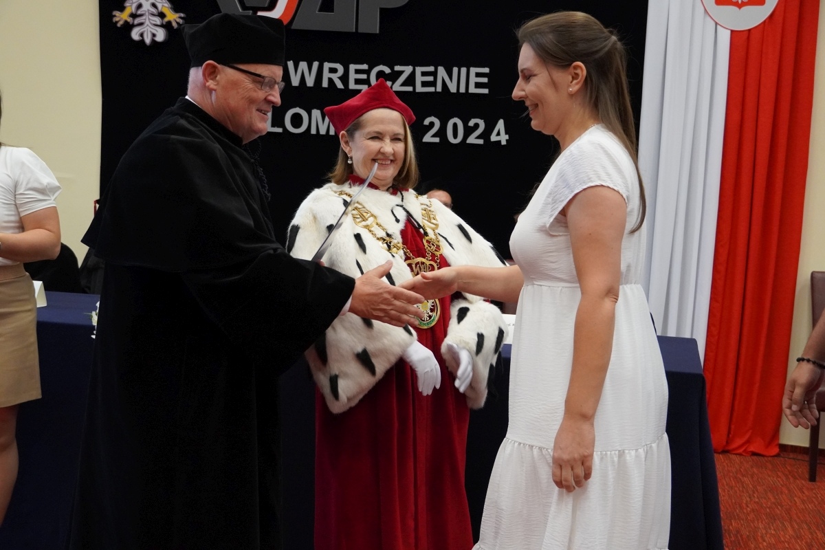 Rozdanie dyplomów absolwentom WSAP w Ostrołęce [05.07.2024] - zdjęcie #14 - eOstroleka.pl