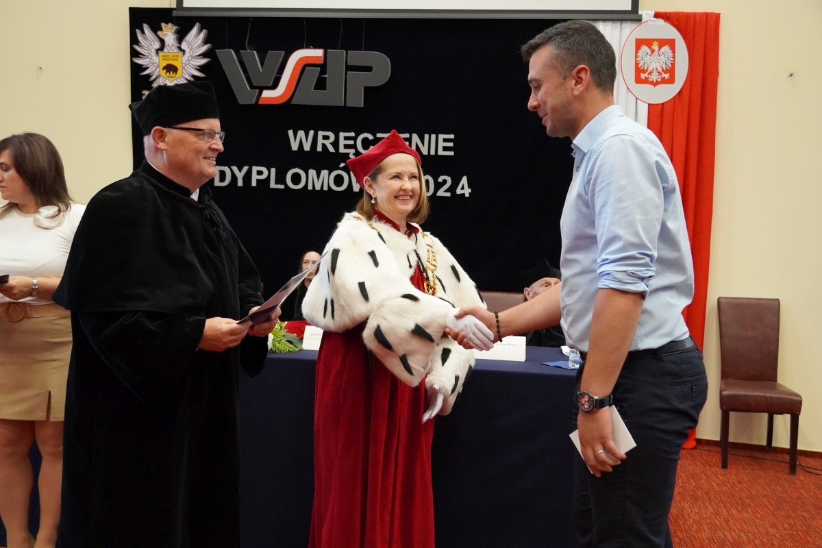 Rozdanie dyplomów absolwentom WSAP w Ostrołęce [05.07.2024] - zdjęcie #12 - eOstroleka.pl