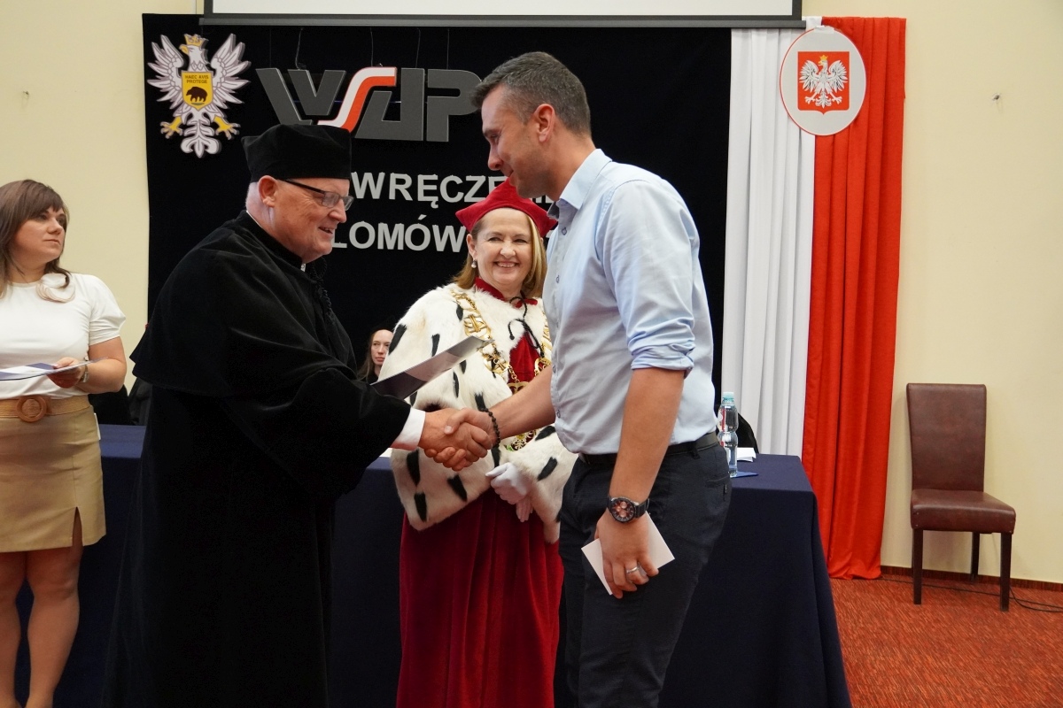 Rozdanie dyplomów absolwentom WSAP w Ostrołęce [05.07.2024] - zdjęcie #11 - eOstroleka.pl