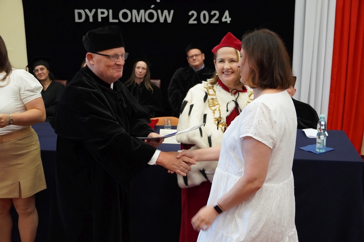 Rozdanie dyplomów absolwentom WSAP w Ostrołęce [05.07.2024] - zdjęcie #9 - eOstroleka.pl