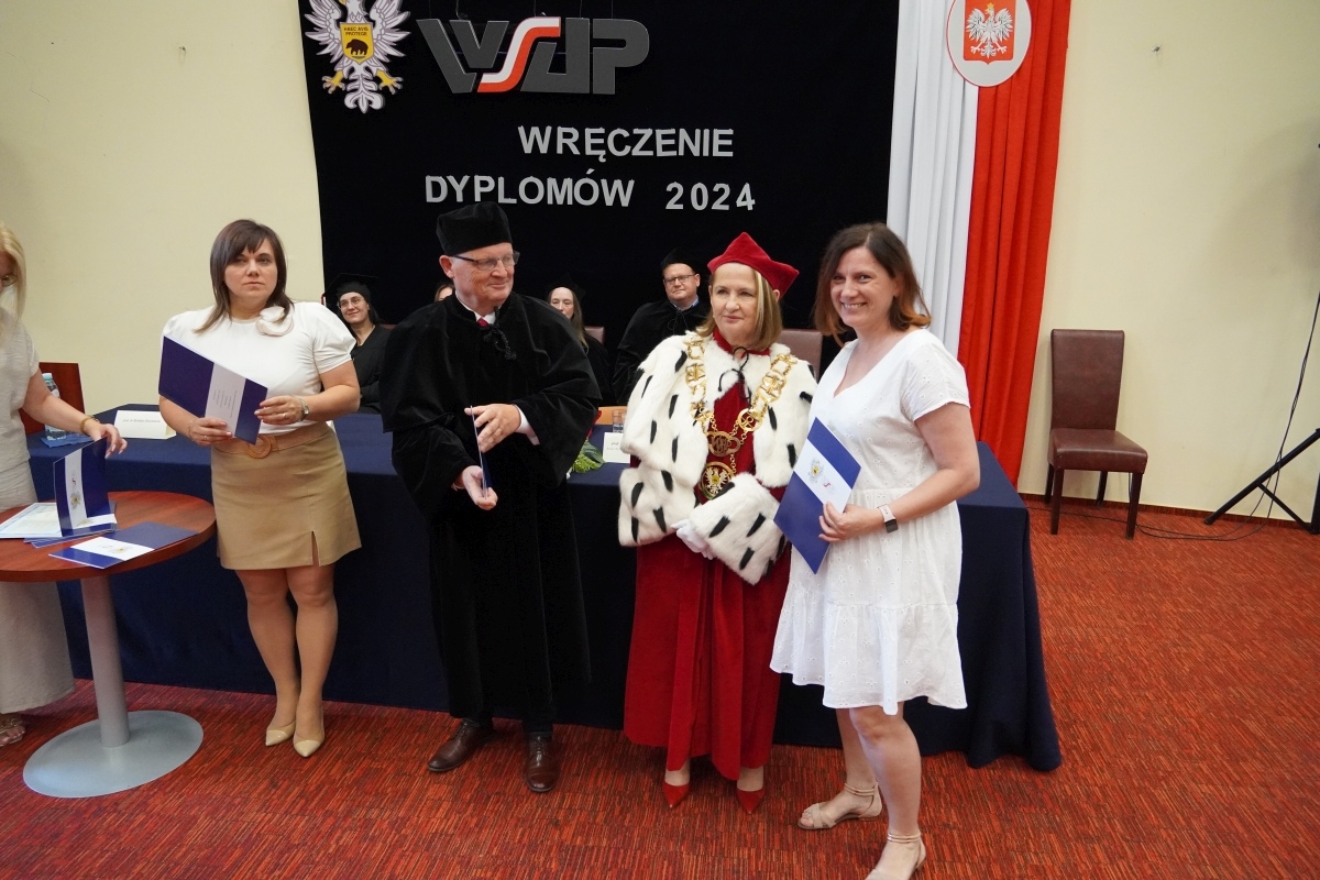 Rozdanie dyplomów absolwentom WSAP w Ostrołęce [05.07.2024] - zdjęcie #8 - eOstroleka.pl