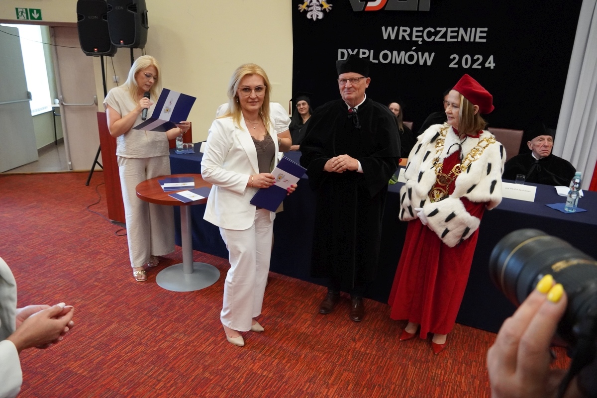 Rozdanie dyplomów absolwentom WSAP w Ostrołęce [05.07.2024] - zdjęcie #6 - eOstroleka.pl