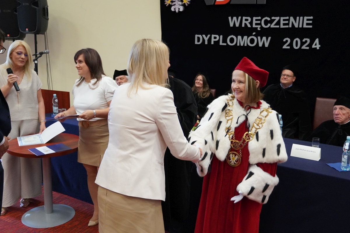 Rozdanie dyplomów absolwentom WSAP w Ostrołęce [05.07.2024] - zdjęcie #4 - eOstroleka.pl