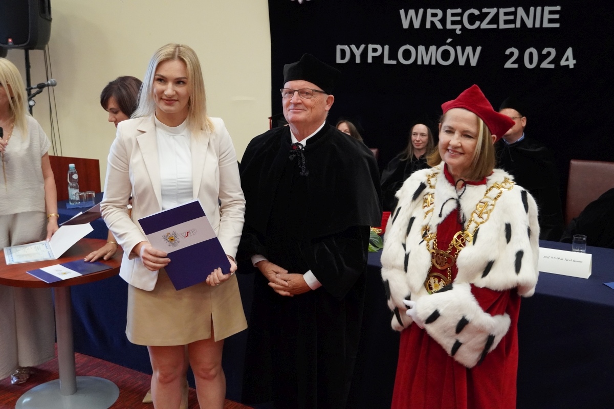Rozdanie dyplomów absolwentom WSAP w Ostrołęce [05.07.2024] - zdjęcie #3 - eOstroleka.pl