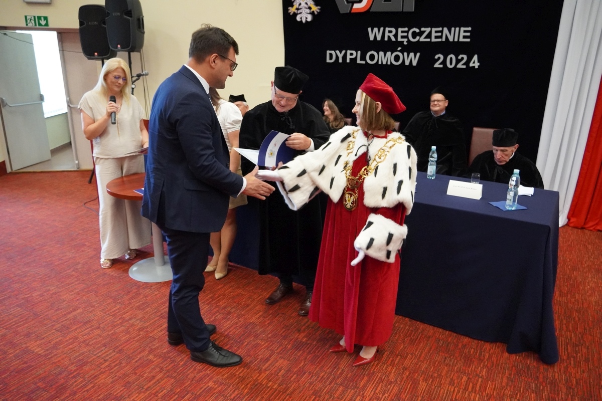 Rozdanie dyplomów absolwentom WSAP w Ostrołęce [05.07.2024] - zdjęcie #2 - eOstroleka.pl