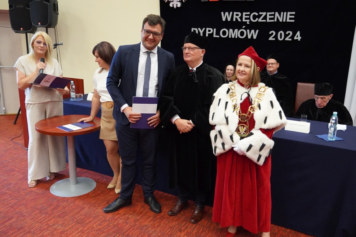 Rozdanie dyplomów absolwentom WSAP w Ostrołęce [05.07.2024] - zdjęcie #1 - eOstroleka.pl