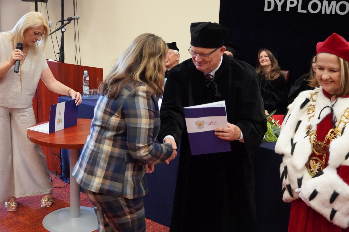 Rozdanie dyplomów absolwentom WSAP w Ostrołęce [05.07.2024] - zdjęcie #45 - eOstroleka.pl