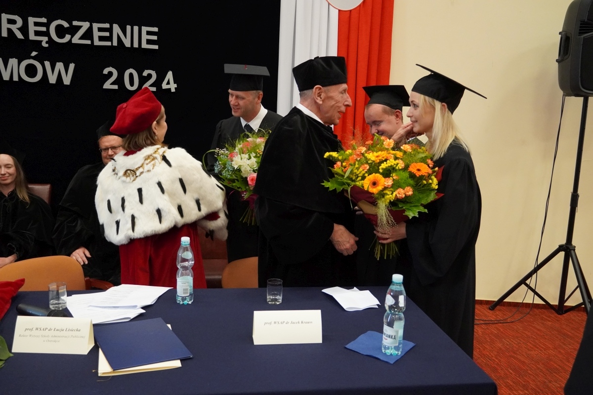 Rozdanie dyplomów absolwentom WSAP w Ostrołęce [05.07.2024] - zdjęcie #41 - eOstroleka.pl