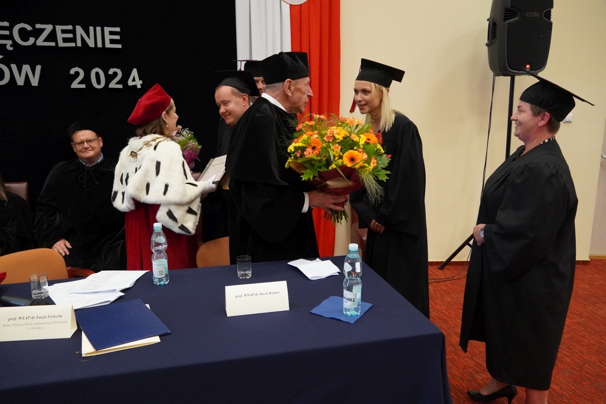 Rozdanie dyplomów absolwentom WSAP w Ostrołęce [05.07.2024] - zdjęcie #39 - eOstroleka.pl