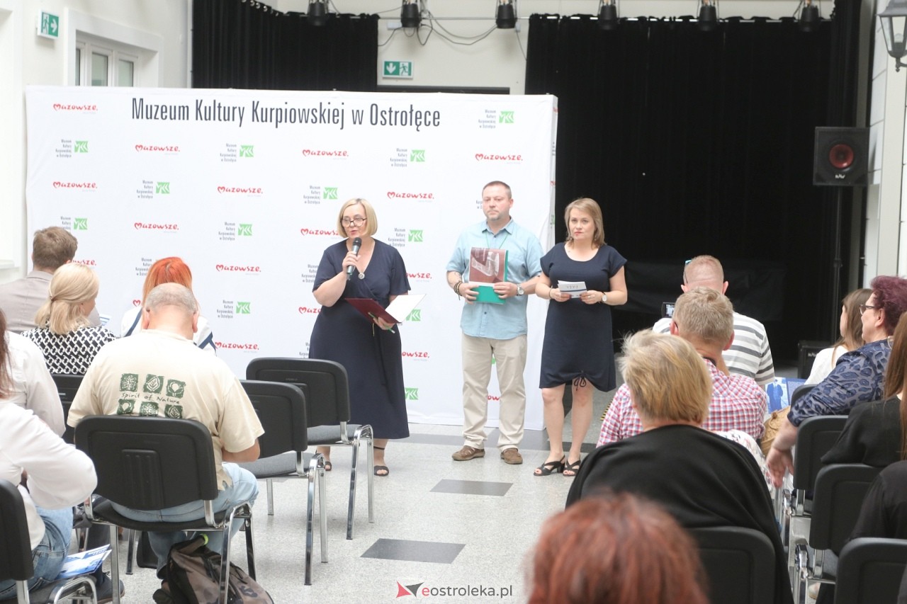 Otwarcie wystaw w Muzeum Kultury Kurpiowskiej [05.07.2024] - zdjęcie #15 - eOstroleka.pl