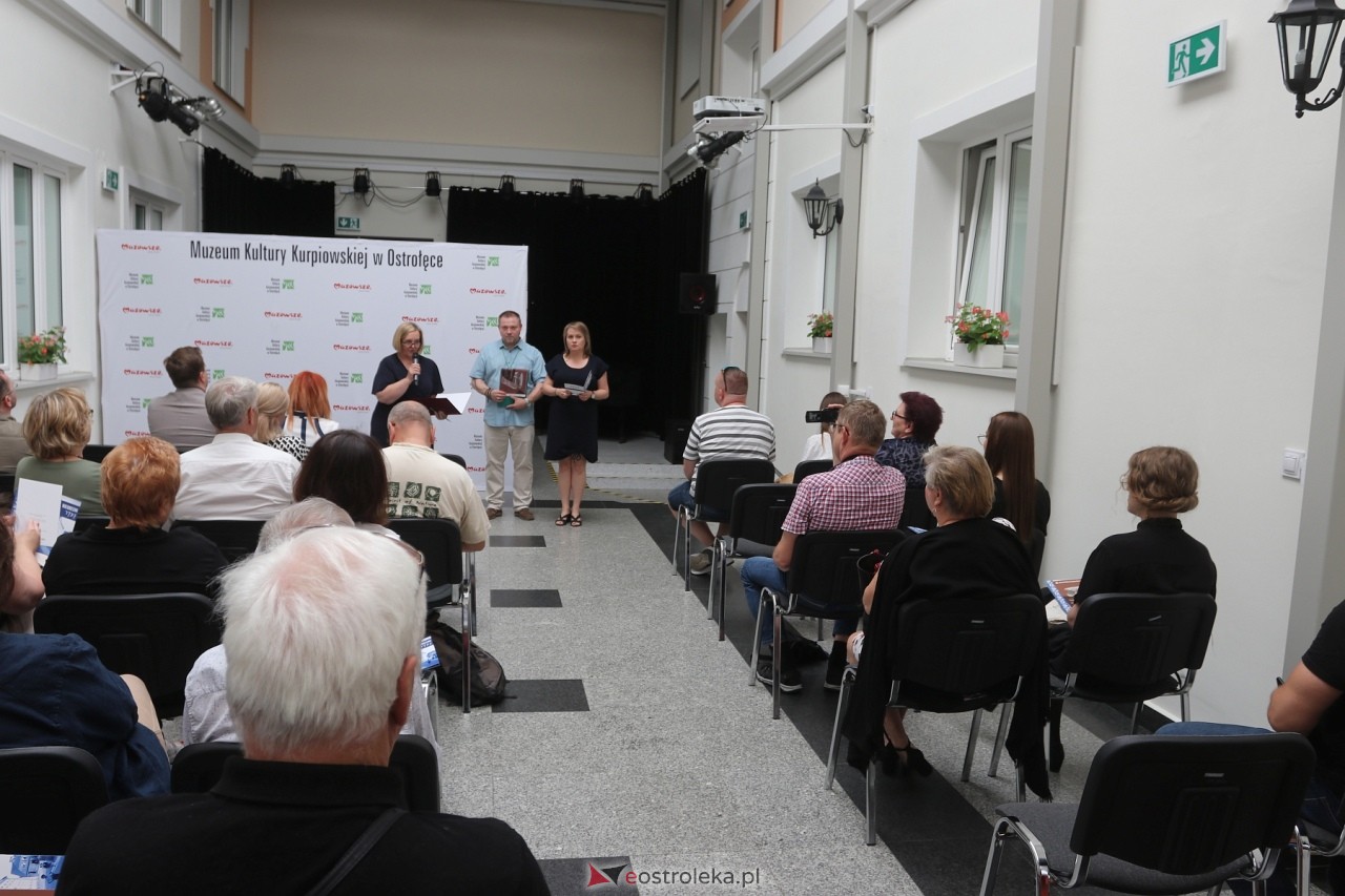 Otwarcie wystaw w Muzeum Kultury Kurpiowskiej [05.07.2024] - zdjęcie #14 - eOstroleka.pl