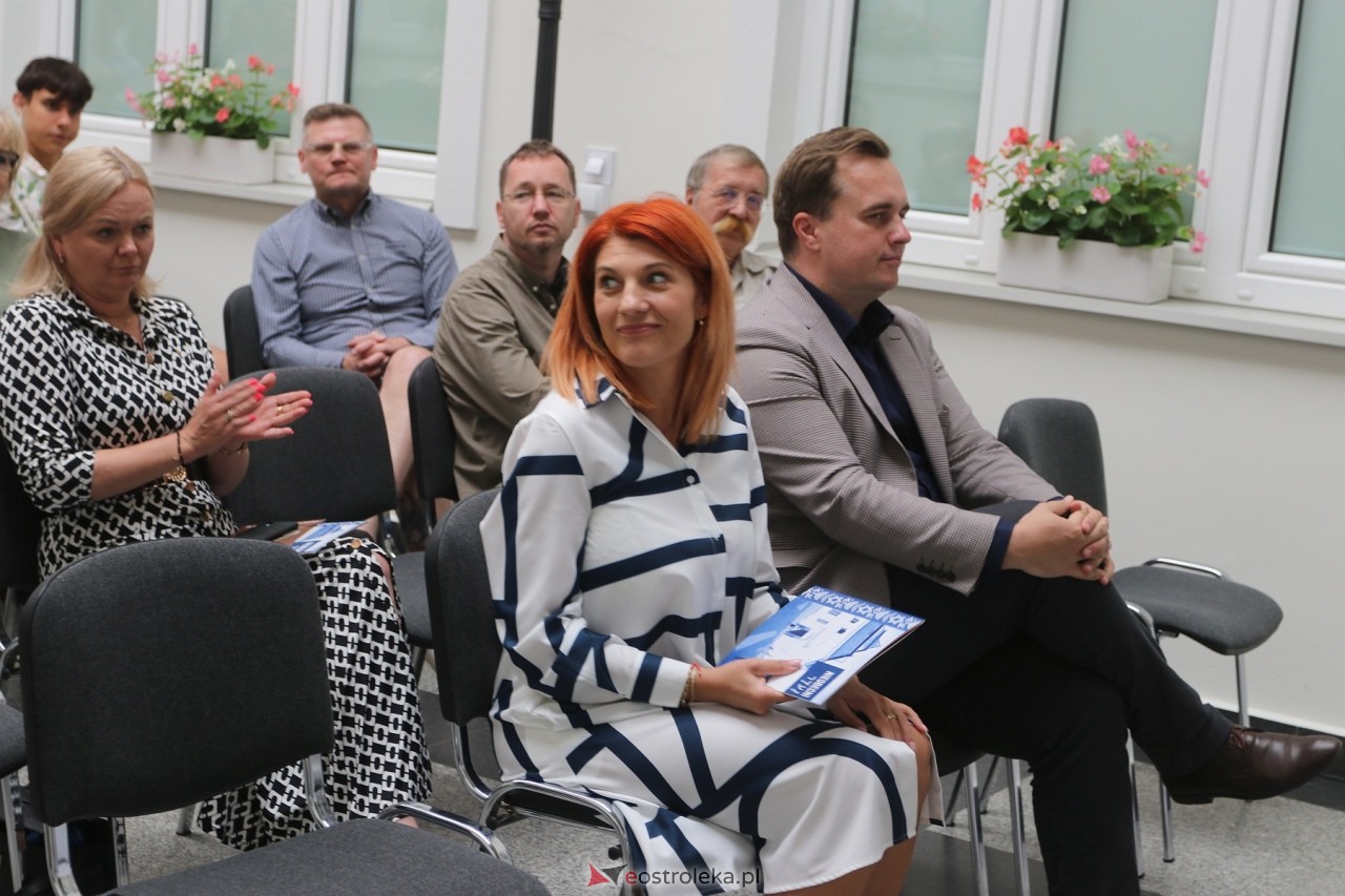 Otwarcie wystaw w Muzeum Kultury Kurpiowskiej [05.07.2024] - zdjęcie #13 - eOstroleka.pl
