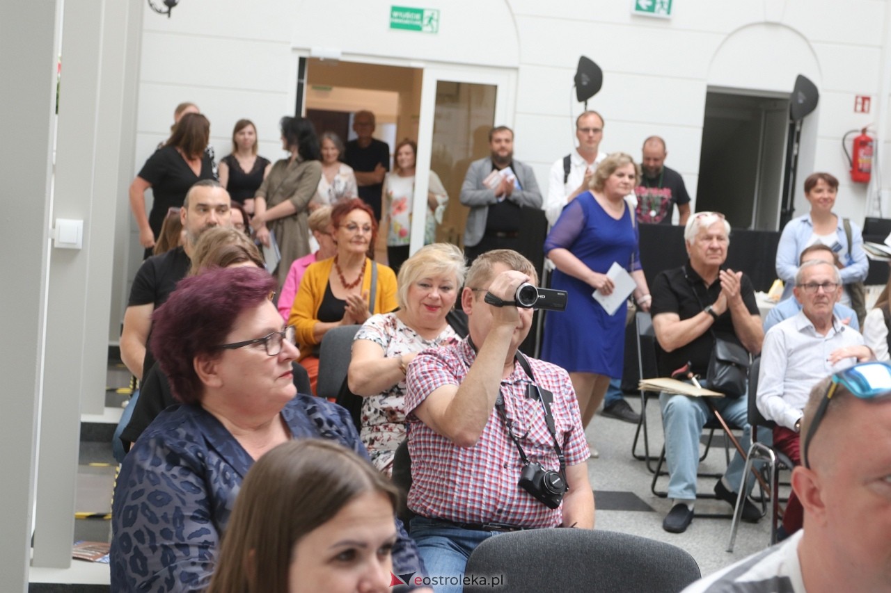 Otwarcie wystaw w Muzeum Kultury Kurpiowskiej [05.07.2024] - zdjęcie #12 - eOstroleka.pl