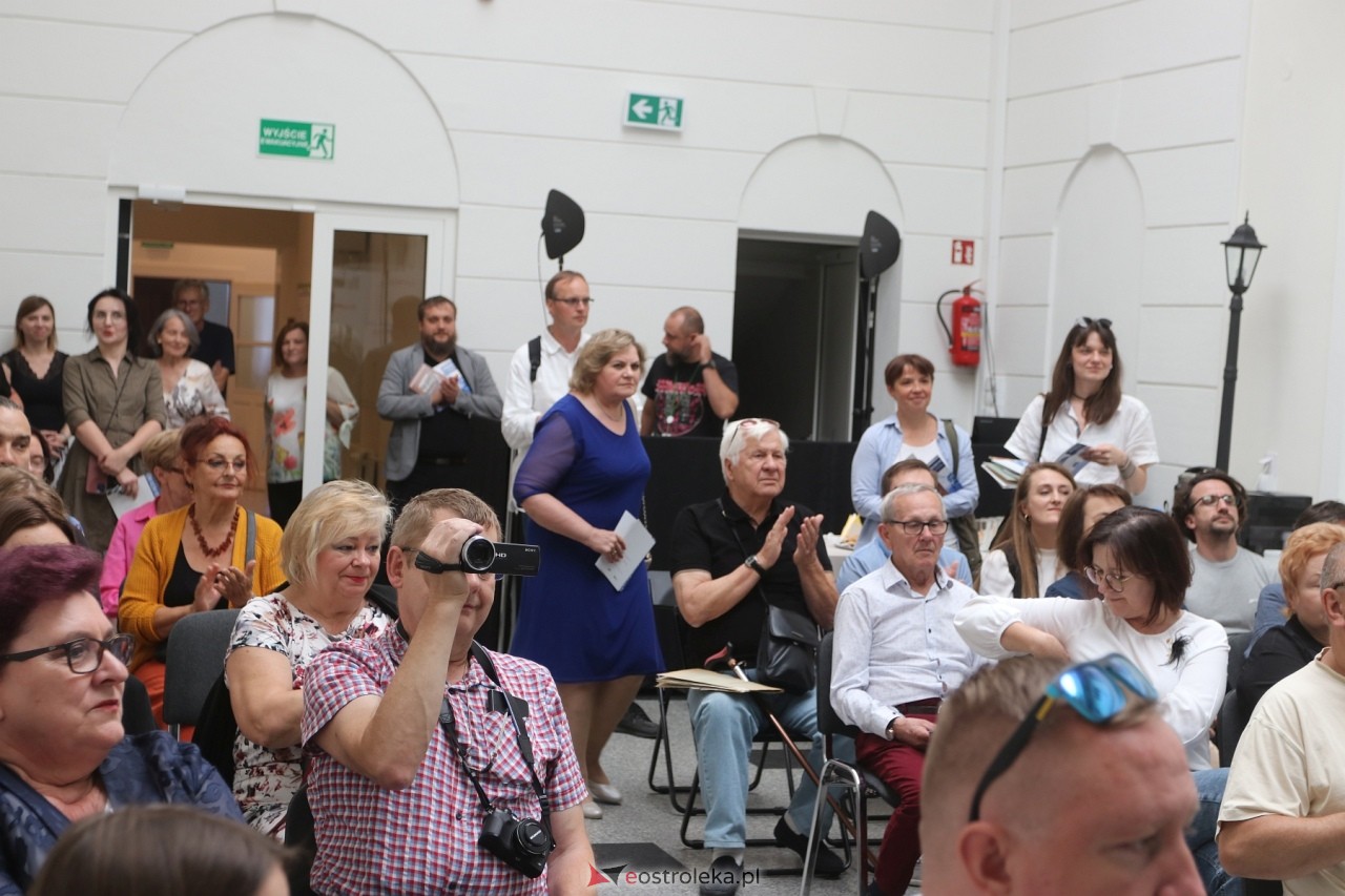 Otwarcie wystaw w Muzeum Kultury Kurpiowskiej [05.07.2024] - zdjęcie #11 - eOstroleka.pl