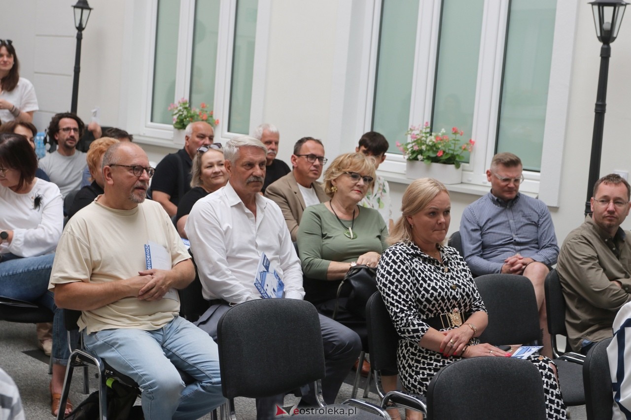 Otwarcie wystaw w Muzeum Kultury Kurpiowskiej [05.07.2024] - zdjęcie #10 - eOstroleka.pl