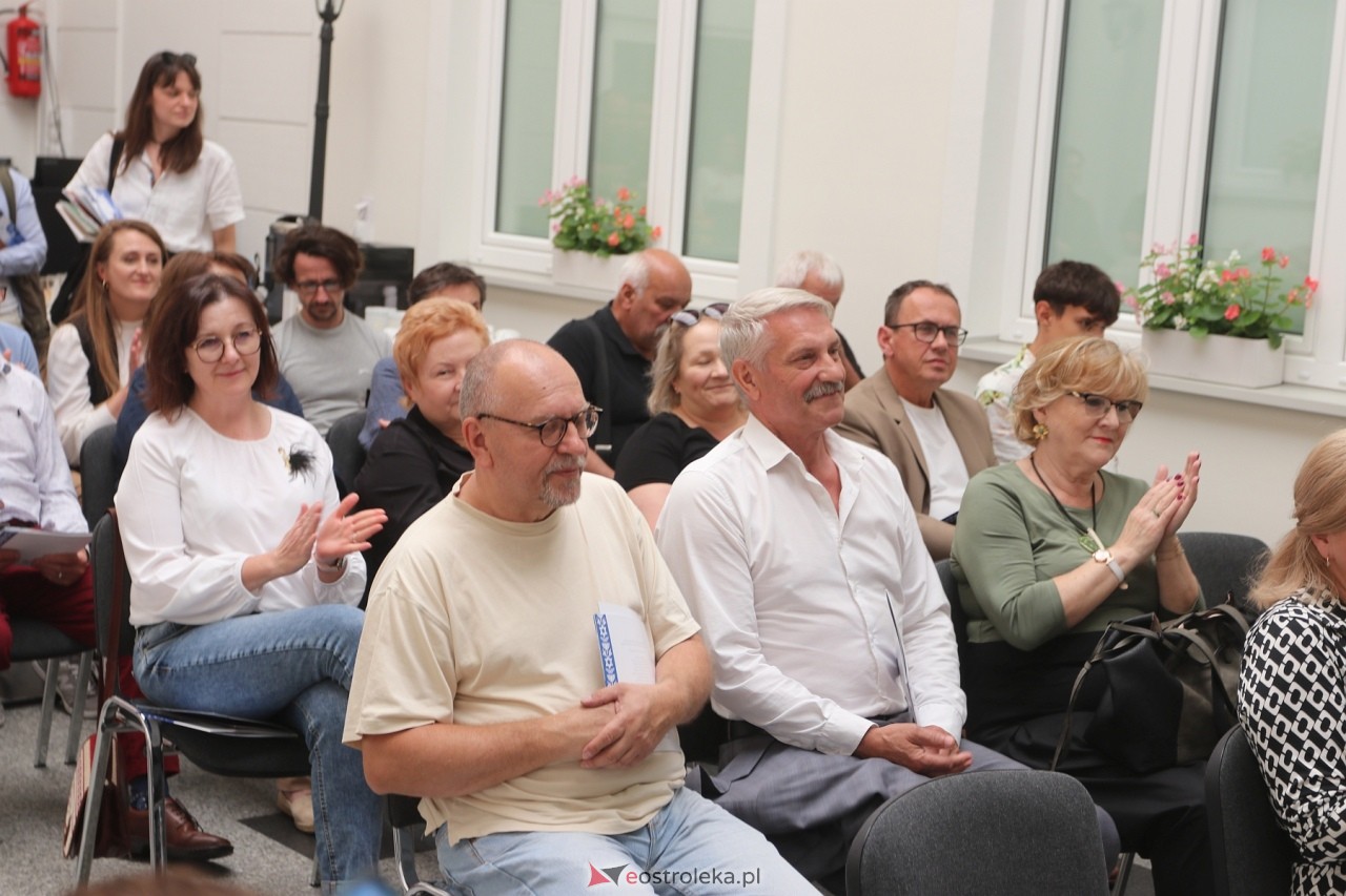 Otwarcie wystaw w Muzeum Kultury Kurpiowskiej [05.07.2024] - zdjęcie #8 - eOstroleka.pl