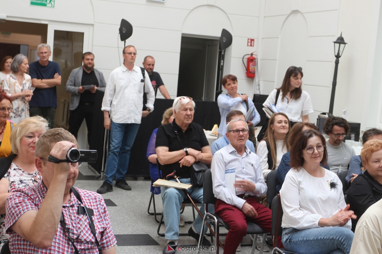 Otwarcie wystaw w Muzeum Kultury Kurpiowskiej [05.07.2024] - zdjęcie #7 - eOstroleka.pl