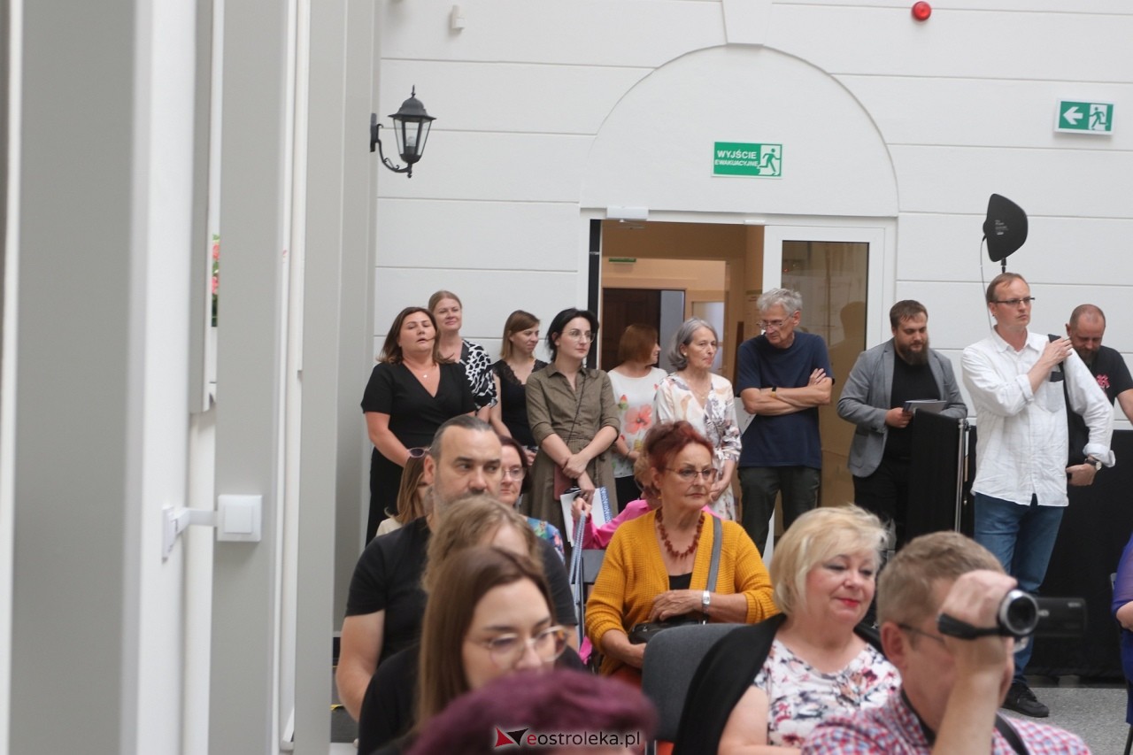 Otwarcie wystaw w Muzeum Kultury Kurpiowskiej [05.07.2024] - zdjęcie #6 - eOstroleka.pl