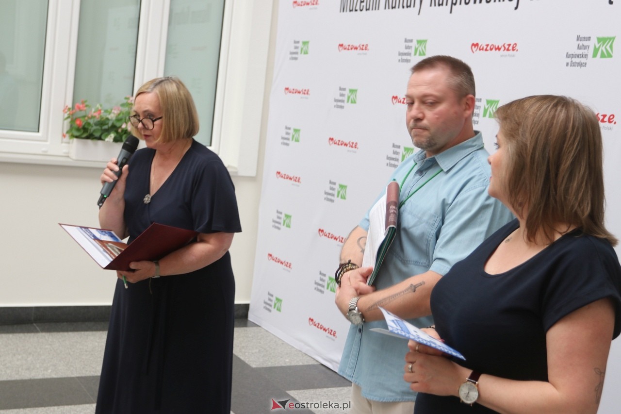 Otwarcie wystaw w Muzeum Kultury Kurpiowskiej [05.07.2024] - zdjęcie #5 - eOstroleka.pl