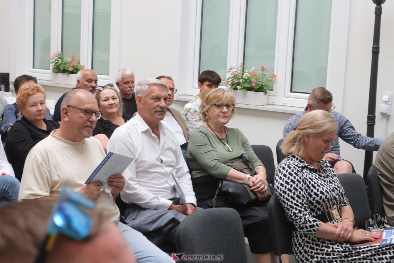 Otwarcie wystaw w Muzeum Kultury Kurpiowskiej [05.07.2024] - zdjęcie #4 - eOstroleka.pl