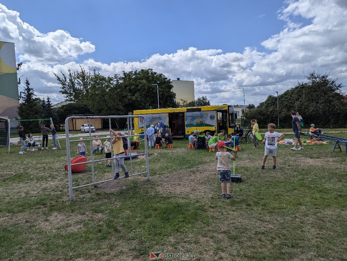 Radosny Świetlicobus na osiedlu Centrum [05.07.2024] - zdjęcie #29 - eOstroleka.pl