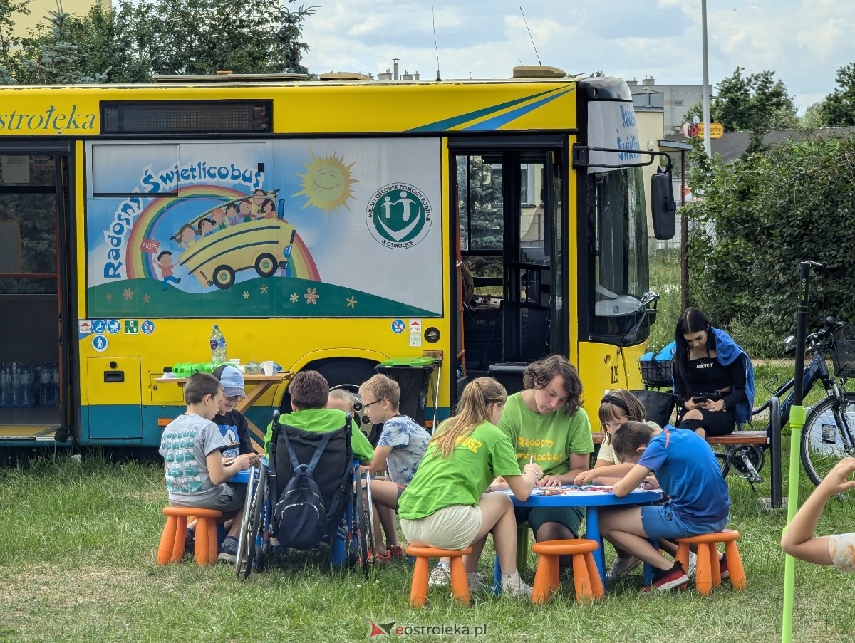 Radosny Świetlicobus na osiedlu Centrum [05.07.2024] - zdjęcie #28 - eOstroleka.pl