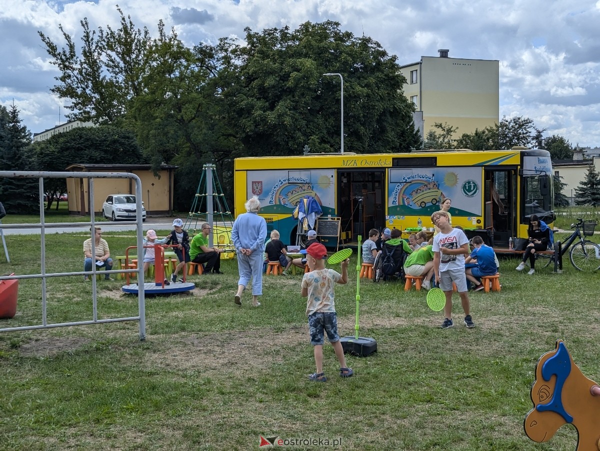 Radosny Świetlicobus na osiedlu Centrum [05.07.2024] - zdjęcie #27 - eOstroleka.pl