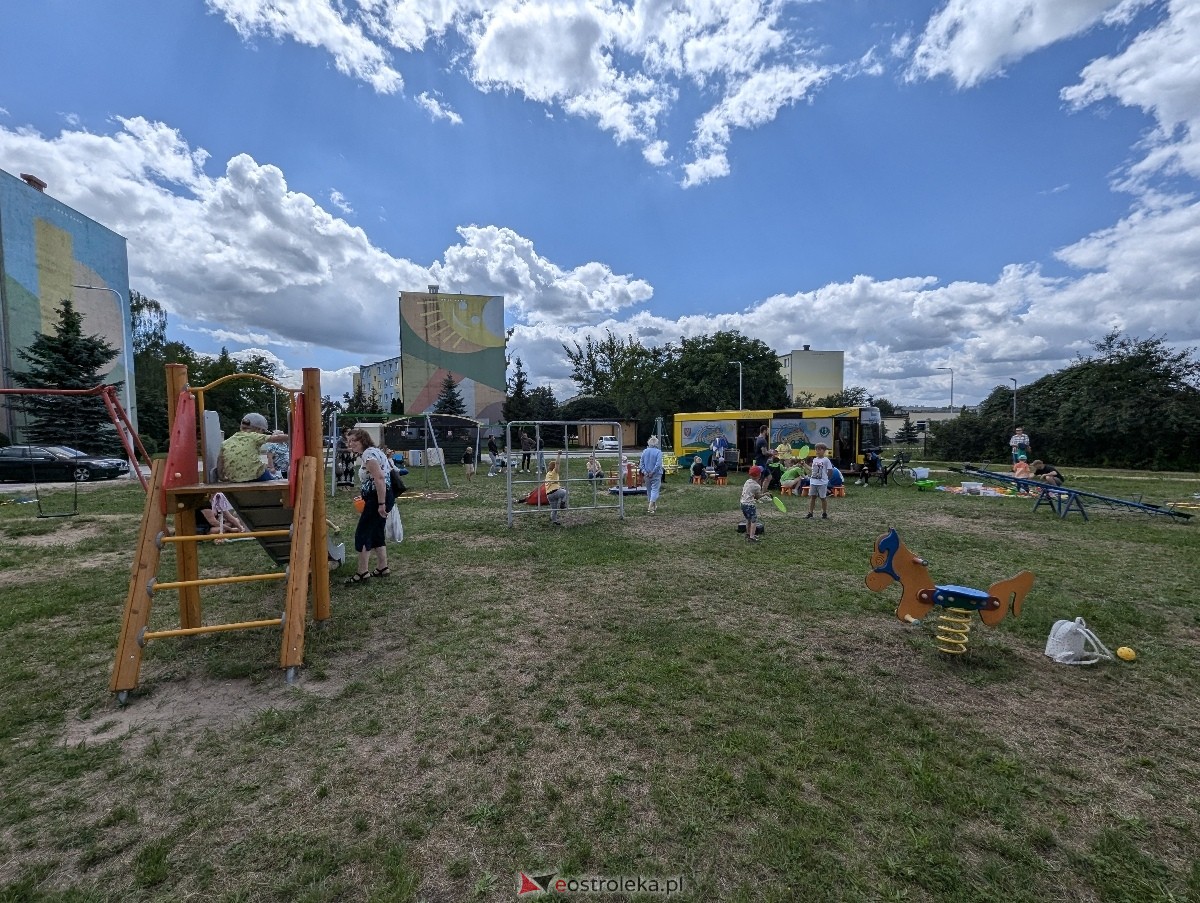Radosny Świetlicobus na osiedlu Centrum [05.07.2024] - zdjęcie #26 - eOstroleka.pl