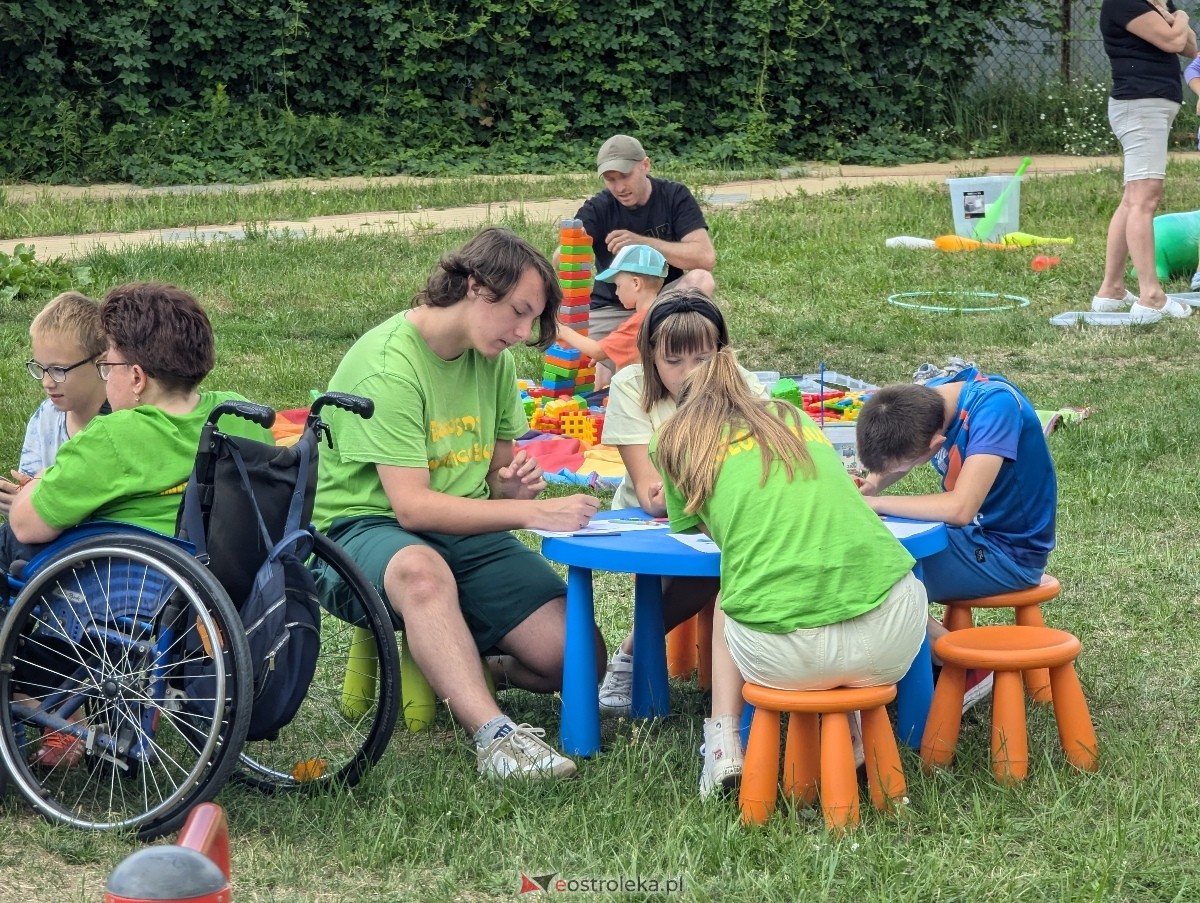 Radosny Świetlicobus na osiedlu Centrum [05.07.2024] - zdjęcie #25 - eOstroleka.pl