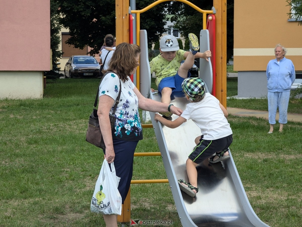 Radosny Świetlicobus na osiedlu Centrum [05.07.2024] - zdjęcie #24 - eOstroleka.pl
