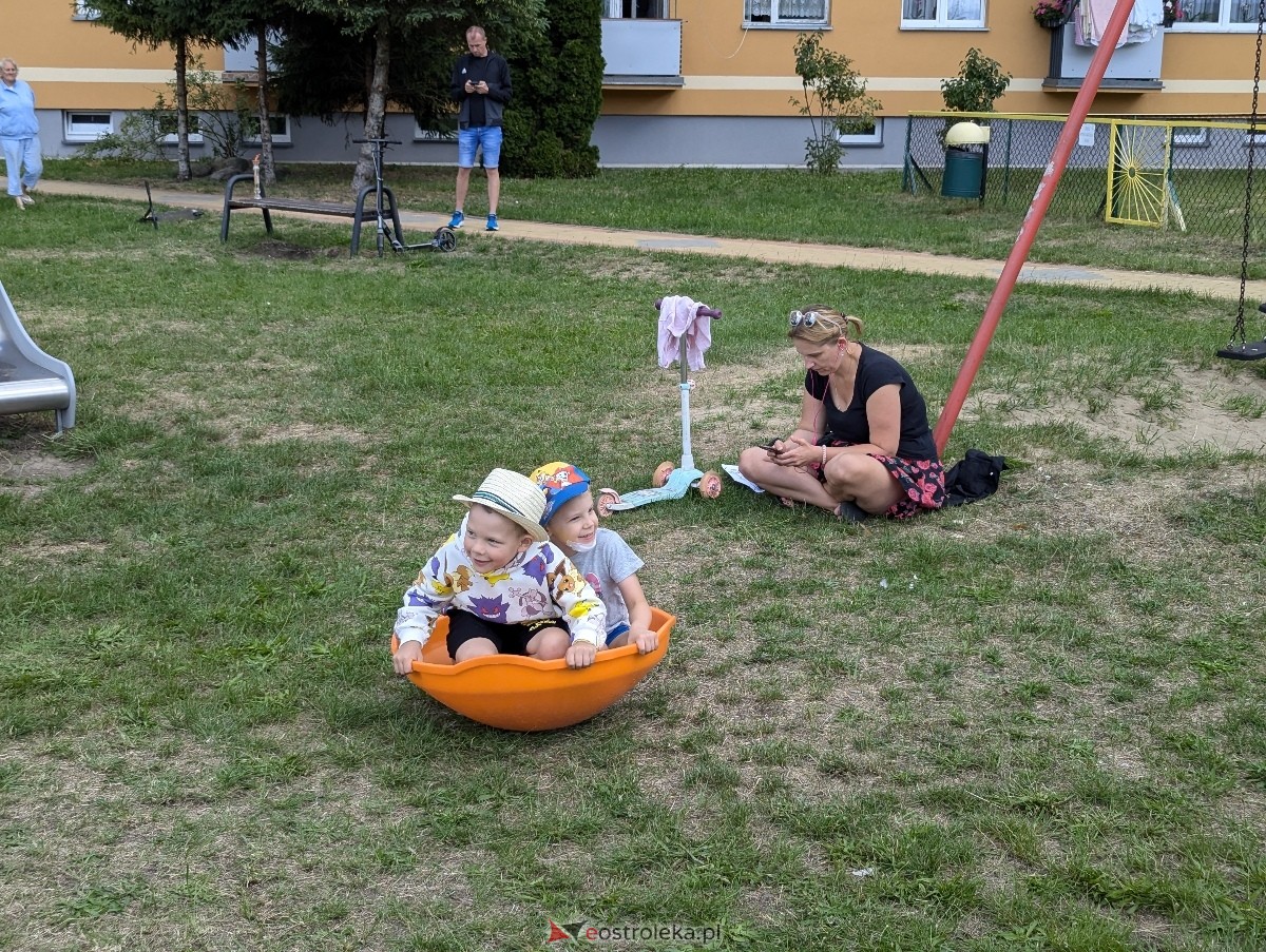 Radosny Świetlicobus na osiedlu Centrum [05.07.2024] - zdjęcie #22 - eOstroleka.pl