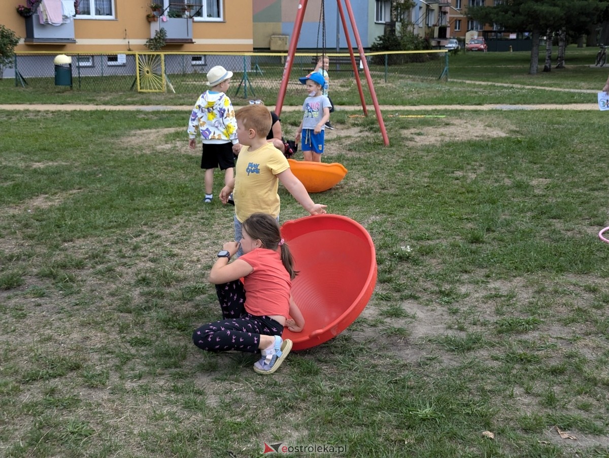 Radosny Świetlicobus na osiedlu Centrum [05.07.2024] - zdjęcie #20 - eOstroleka.pl