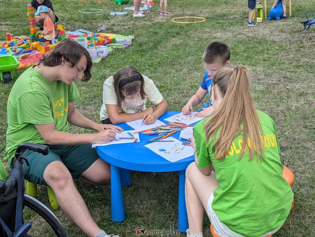 Radosny Świetlicobus na osiedlu Centrum [05.07.2024] - zdjęcie #18 - eOstroleka.pl